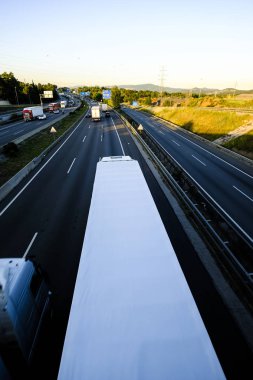 İspanyolca Psoe yeni hükümeti bazı bölümlerini Ap-7 otoyol geçiş ücreti artık olacak duyurdu. İçinde belgili tanımlık fotoğraf olarak karayolu Sant Cugat del Valles Katalan şehrin içinden geçer..