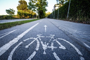 Özel bisiklet yolu yanındaki Sant Cugat del Valles, Barcelona il yaşam kalitesi en iyi büyüme ile kent merkezlerinden şehrinde bir kent parkı