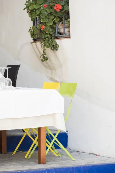 Tische Stühle Und Getränke Auf Einer Terrasse Mediterranen Stil Den — Stockfoto