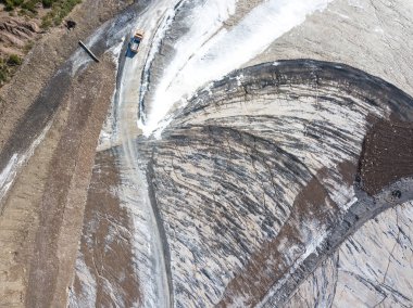 Hava panoramik bir arazinin büyük miktarda tuz Gerona Katalonya İspanya Cardona şehir çevresinde doğal çevreye atılan neden olan ciddi sorunlara neredeydin