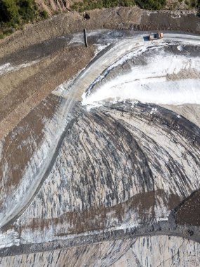 Hava panoramik bir arazinin büyük miktarda tuz Gerona Katalonya İspanya Cardona şehir çevresinde doğal çevreye atılan neden olan ciddi sorunlara neredeydin
