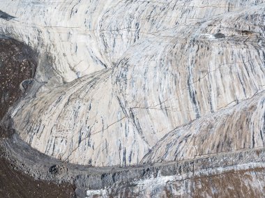 Hava panoramik bir arazinin büyük miktarda tuz Gerona Katalonya İspanya Cardona şehir çevresinde doğal çevreye atılan neden olan ciddi sorunlara neredeydin