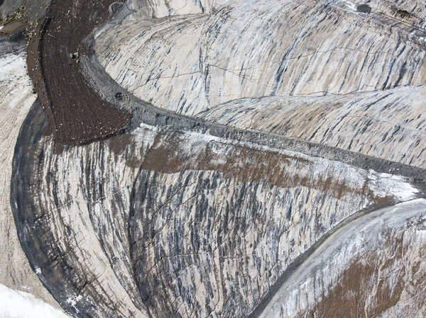 大量の塩がジローナ カタルーニャ スペインのカルドナ市周辺自然環境に捨てられた原因深刻な問題をされた土地の空中パノラマ ビュー — ストック写真