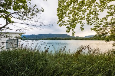 Lake Banolas (Katalanca dilinde Banyoles) il Gerona İspanya Avrupa'nın Katalonya Özerk topluluğunda peyzaj