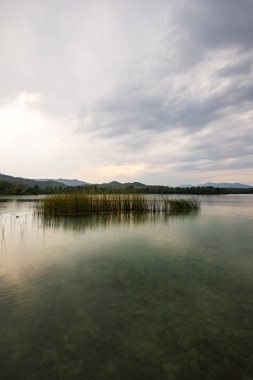 Lake Banolas (Katalanca dilinde Banyoles) il Gerona İspanya Avrupa'nın Katalonya Özerk topluluğunda peyzaj