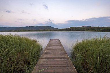Lake Banolas (Katalanca dilinde Banyoles) il Gerona İspanya Avrupa'nın Katalonya Özerk topluluğunda peyzaj