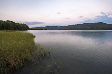 Lake Banolas (Katalanca dilinde Banyoles) il Gerona İspanya Avrupa'nın Katalonya Özerk topluluğunda peyzaj