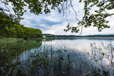 Lake Banolas (Katalanca dilinde Banyoles) il Gerona İspanya Avrupa'nın Katalonya Özerk topluluğunda peyzaj