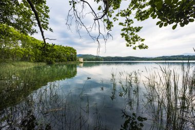 Lake Banolas (Katalanca dilinde Banyoles) il Gerona İspanya Avrupa'nın Katalonya Özerk topluluğunda peyzaj