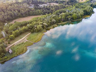 Ahşap bir iskele havadan görünümü üzerinde göl, Banolas (Katalanca dilinde Banyoles) il Gerona İspanya Avrupa'nın Katalonya Özerk topluluğunda içinde
