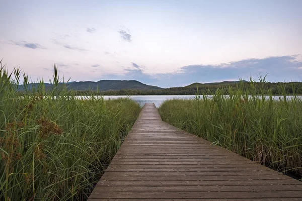 Lake Banolas (Katalanca dilinde Banyoles) il Gerona İspanya Avrupa'nın Katalonya Özerk topluluğunda peyzaj