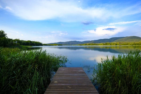 Lake Banolas (Katalanca dilinde Banyoles) il Gerona İspanya Avrupa'nın Katalonya Özerk topluluğunda peyzaj