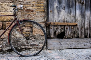 Eski bisiklet Huesca il Aragon İspanya Avrupa'nın Alquezar köyü Ortaçağ kökenli bir köy sokakta rustik bir duvar şarj