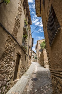 Alquezar ortaçağ köyü il Huesca Aragon İspanya Avrupa'nın içinde tipik mimarisi