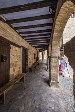 Alquezar ortaçağ köyü il Huesca Aragon İspanya Avrupa'nın içinde tipik mimarisi