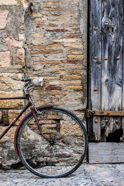 Bicicleta Antigua Recargada Sobre Muro Rústico Una Calle Pueblo Origen — Foto de Stock