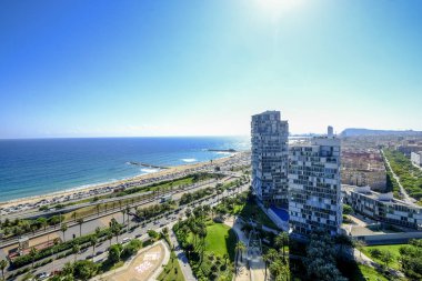 Akdeniz sahilleri ve modern binalar Barselona bölgesinin kalbinde Diagonal Mar Katalonya İspanya'nın havadan görünümü