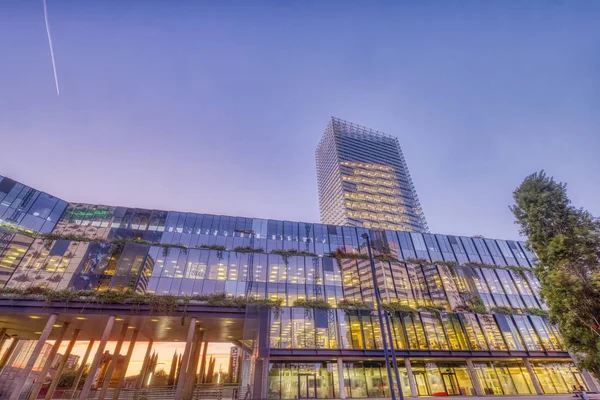 Panoramablick Auf Moderne Bürogebäude Einem Geschäftsviertel Europa Bei Sonnenuntergang — Stockfoto
