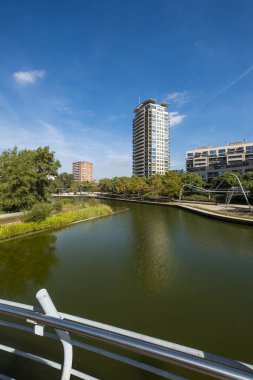 Diagonal Mar genel park bölgesi Barcelona Katalonya İspanya şehrine @ 22 yakınındaki modern binalar ile genel bakış