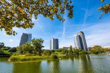 Diagonal Mar genel park bölgesi Barcelona Katalonya İspanya şehrine @ 22 yakınındaki modern binalar ile genel bakış