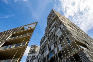 Barcelona, İspanya - 11 Ekim 2018: Belediye Başkanı Barcelona bu ay yeni eserlerin yüzde 30 sosyal konut için olacağını söyledi. Bu fotoğrafta sosyal bir kamu binaları, de la Llum, Diagonal Mar bölgesinde yer vardır, Illa bir o görünür