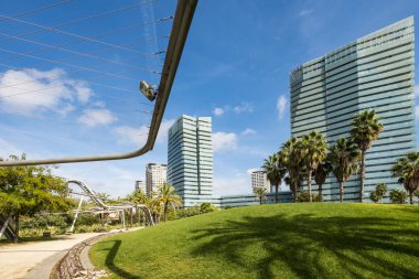 Barselona, İspanya, 11 Ekim 2018: Diagonal Mar modern apartmanlar ve mükemmel kamu Katalan başkentinin alana sahiptir plaja birkaç adım Park eder