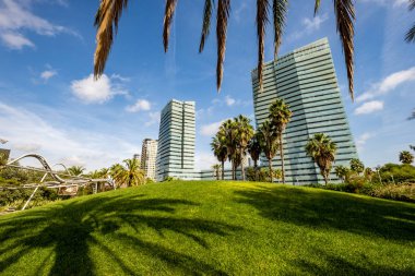 Barselona, İspanya, 11 Ekim 2018: Diagonal Mar modern apartmanlar ve mükemmel kamu Katalan başkentinin alana sahiptir plaja birkaç adım Park eder