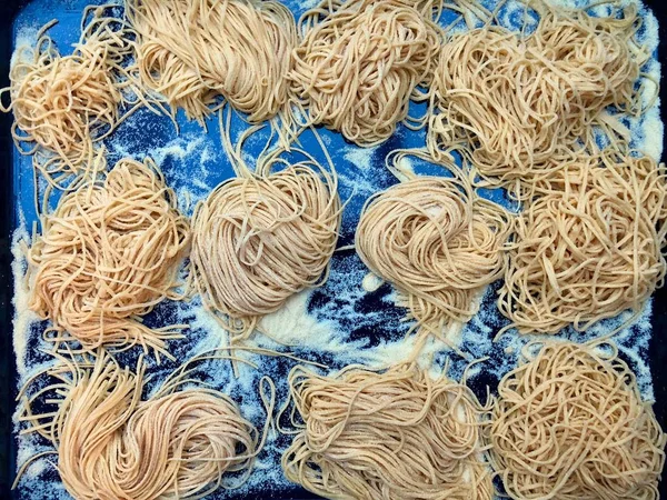 Fare pasta fresca tagliatelle — Foto Stock