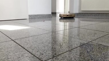 Robot elektrikli süpürge parlak mermer zemin üzerinde