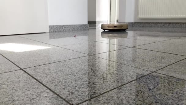 Aspirador robótico no chão de mármore brilhante — Vídeo de Stock