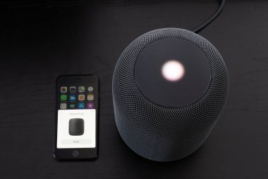 Bir elma Homepod hoparlör yükleme