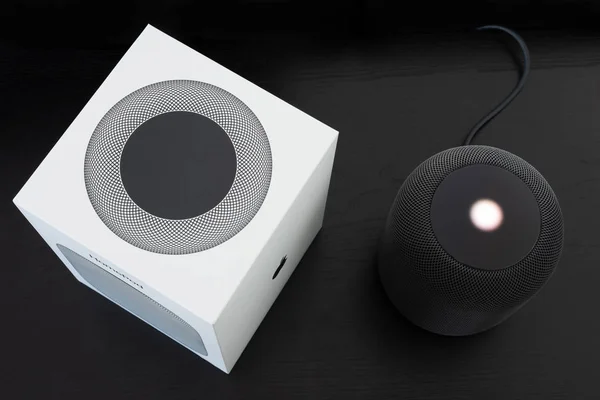 Розпакування Apple Homepod спікера — стокове фото