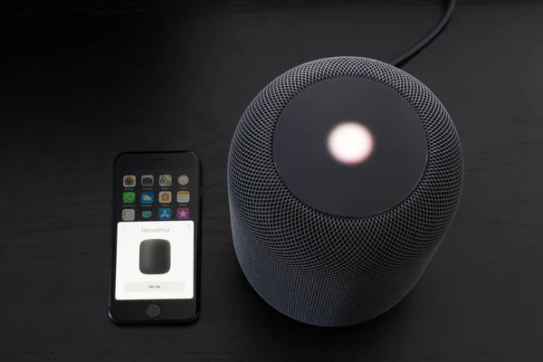 Installera en Apple Homepod högtalare — Stockfoto