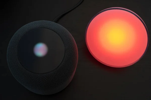 Usar un altavoz HomePod de Apple para controlar una luz inteligente —  Fotos de Stock