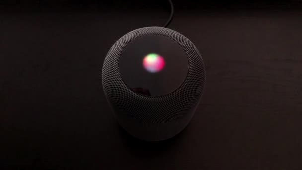 Usando um alto-falante HomePod da Apple — Vídeo de Stock