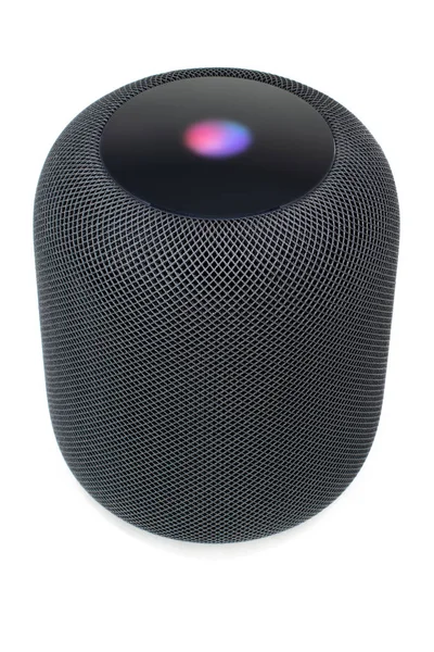 За допомогою Apple Homepod спікера на білому — стокове фото