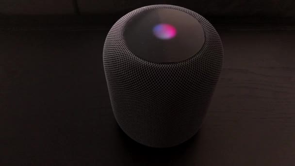 Использование динамика Apple HomePod — стоковое видео