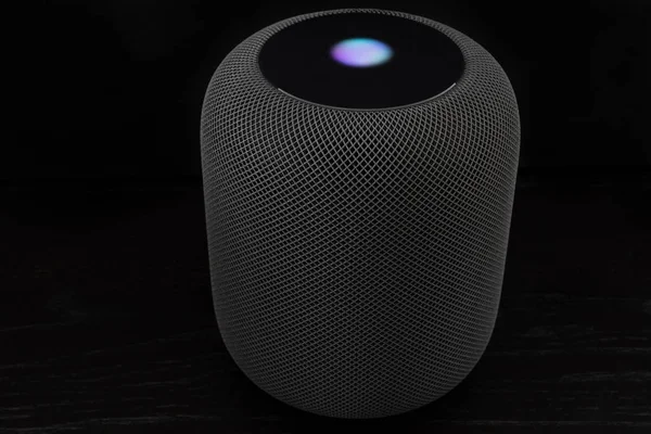 Bir elma Homepod hoparlör kullanarak