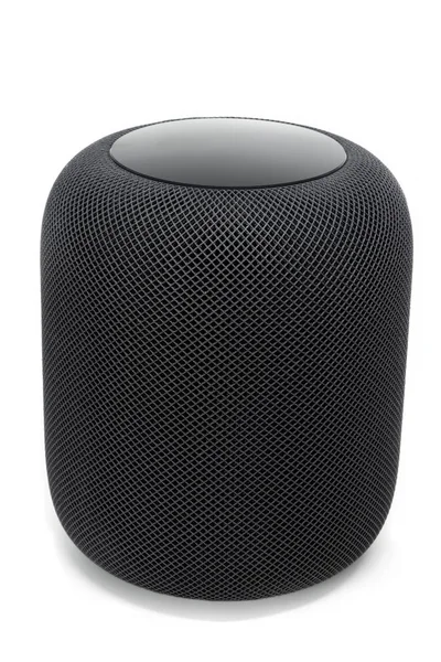 Utilisation d'un haut-parleur Apple HomePod sur blanc — Photo