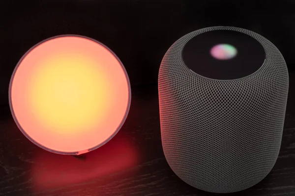 Akıllı bir ışık kontrol etmek için bir Apple Homepod hoparlör kullanarak