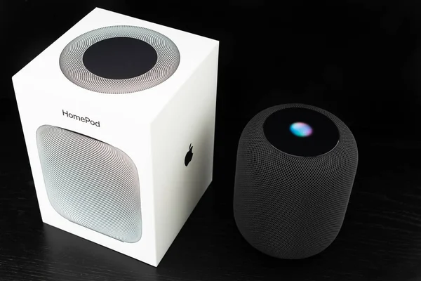 Desboxear un altavoz HomePod de Apple —  Fotos de Stock