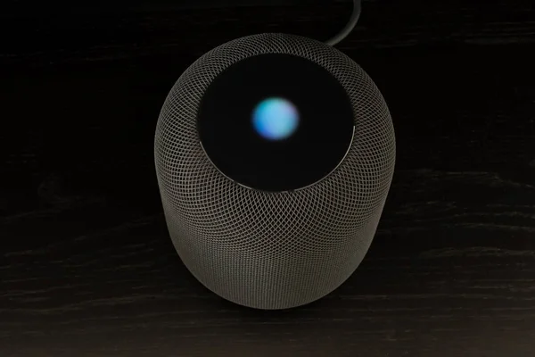 Az Apple Homepod hangszóró használata — Stock Fotó