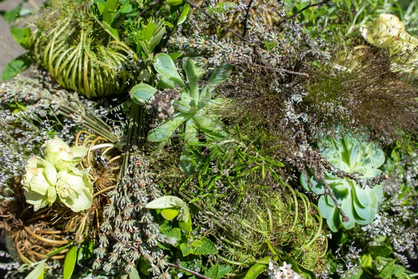 Kreativa bukett färska blommor med kryddor och örter — Stockfoto