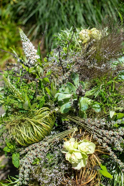 Творческий букет свежих цветов со специями и травами — стоковое фото