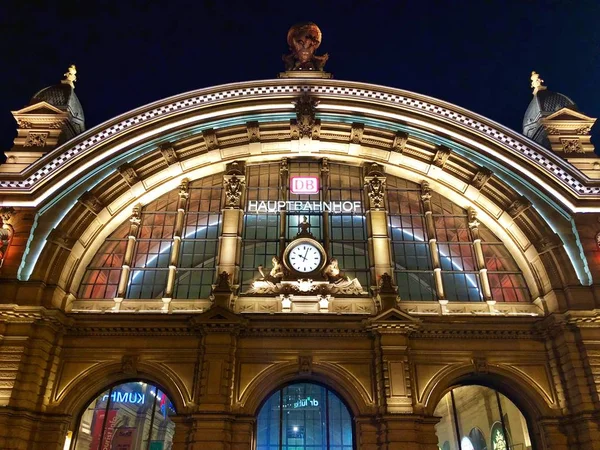 Frankfurt Main Station in Duitsland in de nacht — Stockfoto