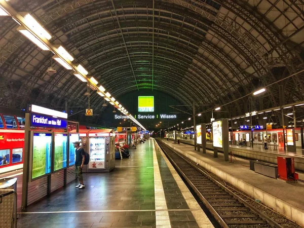 Главный вокзал Франкфурта в Германии ночью — стоковое фото