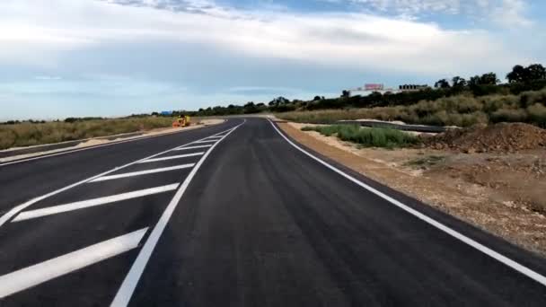 Vélo sur une route fraîchement pavée et balisée — Video