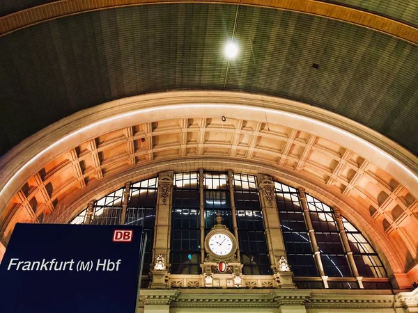 Frankfurt Main Station na Alemanha à noite — Fotografia de Stock