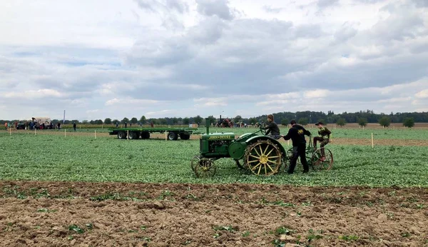 Dzieci uczą się używać stary ciągnik i pług podczas konkursu orki świata w 2018 r. Niemcy — Zdjęcie stockowe