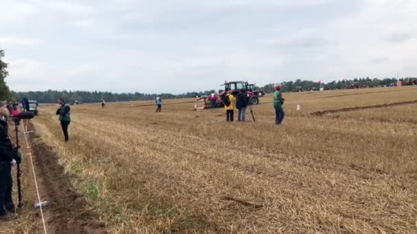 Concorrenti internazionali arare i loro appezzamenti durante il World Ploughing Competition in Germania 2018 — Video Stock